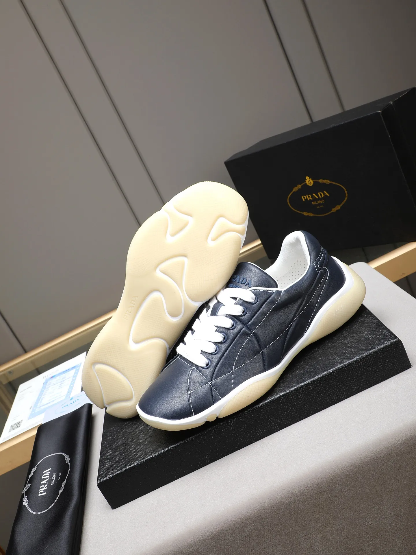 Men's Men's Shoes 💰700 Prada/Prada 1:1 men's casual shoes combine comfort with sophisticated and innovative design. The latest model features a sporty silhouette with visible topstitching that echoes the dynamic lines of the original. Inspired by driving shoes, this sneaker uses a soft and even cow upper, with a light and flexible rubber sole with a concave and convex pattern pattern, giving the sneaker a light appearance and smoothness. The upper is equipped with sports-style stitching, the tongue and laces are injection molded with Epoxy logo, sheep lining and cow foot pads, TPU ultra-light outsole, the upper foot is soft and comfortable, light and breathable! Code:38-39-40-41-42-43-44 (45 customized)